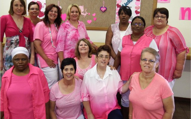  ‘n Deel van Gansbaai Munisipaliteit se Valentynsdames, met voor vlnr Agnes Maphasa, Defrone Dahl, Hesmarie Engelbrecht, Zelna Botma en Sanet Otto. Agter vlnr is Annemien van der Merwe, Louise Groenewald, Madelein Swart, Vanessa Ventura, Lowenda Jacobs, Dinah Harper en Hannie Vermeulen.